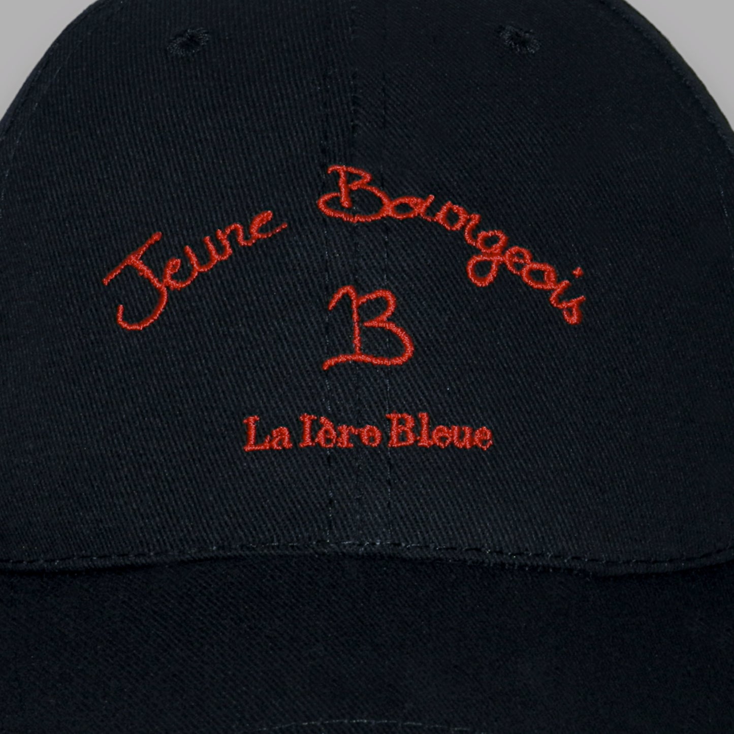 DIE BLAUE ÄRA – SCHWARZE UND ROTE KAPPE